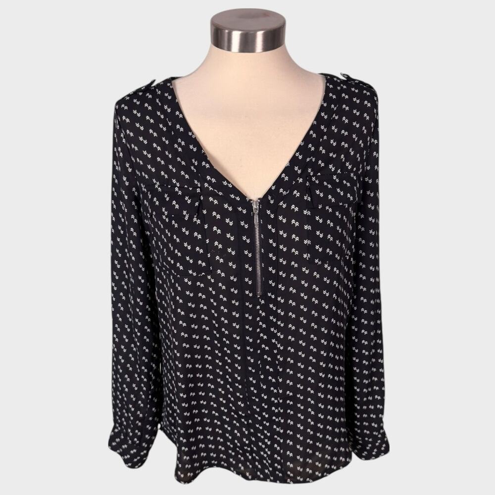Candie's Medium V Neck Zipper Front Blouse Black with White Arrow Print